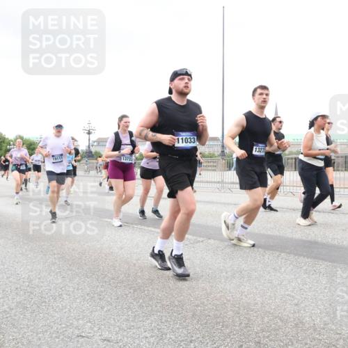 29.06.2025 - hella hamburg halbmarathon Lena Gebhardt http://msf.ph/oto/8278829 29.06.2025 10:54:50 Lombardsbrücke 9521, 258, 19111, 13733, 11033, 13272, 1198, 1949, 2084, 2244, 2532, 2566, 2586, 2632, 3002, 3274, 3761, 3795, 3857, 4191, 4192, 4720, 4971, 5185, 5216, 5392, 5500, 5727, 5882, 5933, 5993, 6023, 6279, 6839, 6944, 6982, 7238, 7986, 8012, 8186, 8801, 8803, 9130, 9521, 9596, 10109, 10331, 10471, 10686, 11033, 11226, 11287, 11567, 11569, 11788, 11908, 12147, 12148, 12240, 12268, 12270, 12930, 13272, 13283, 13548, 13944, 13945, 13979, 13980, 14515 meine-sportfotos.de