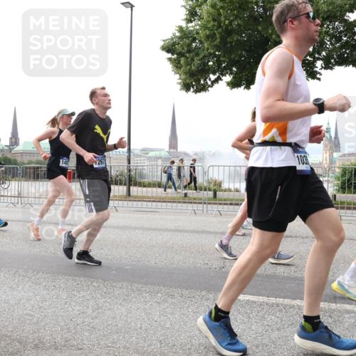 29.06.2025 - hella hamburg halbmarathon Lena Gebhardt http://msf.ph/oto/8278894 29.06.2025 10:35:12 Lombardsbrücke 6803, 1497, 267, 103, 1284, 1497, 1717, 1821, 1849, 2001, 2198, 2355, 2376, 2751, 3130, 3409, 3828, 3958, 4564, 4703, 4704, 4884, 4965, 5027, 5531, 5793, 6029, 6189, 6310, 6335, 6365, 6379, 6397, 6471, 6803, 6859, 7020, 7267, 7299, 7927, 8249, 8296, 8369, 8567, 8793, 9122, 9248, 10358, 10393, 10464, 10531, 10565, 10606, 11122, 11233, 11320, 11359, 11565, 11646, 11838, 11839, 11886, 12019, 12062, 12236, 12326, 12382, 12764 meine-sportfotos.de