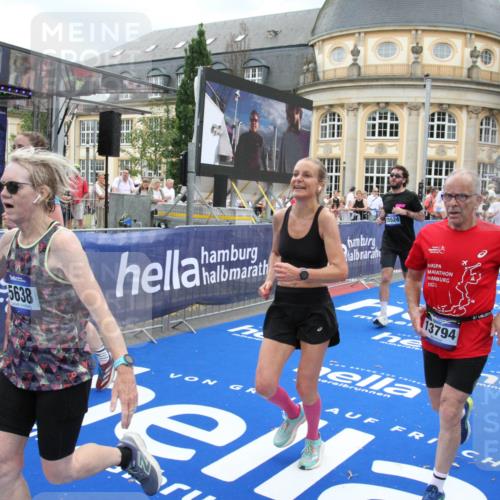 29.06.2025 - hella hamburg halbmarathon Michael Strokosch http://msf.ph/oto/8278906 29.06.2025 10:54:15 Ziel 3103, 3177, 3861, 3898, 5638, 6082, 6084, 6294, 6443, 6581, 7274, 8390, 9791, 12213, 13033, 13397, 13794, 15169, 15524, 16527, 16780, 16871 meine-sportfotos.de
