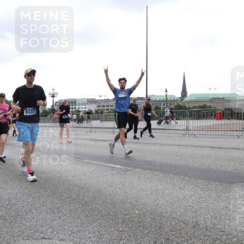 29.06.2025 - hella hamburg halbmarathon Lena Gebhardt http://msf.ph/oto/8279015 29.06.2025 10:46:28 Lombardsbrücke 1371, 1375, 1429, 1465, 1532, 1608, 1837, 1867, 1868, 1999, 2162, 2423, 2500, 2697, 2773, 2813, 2951, 3277, 3410, 3469, 3734, 4119, 4202, 4223, 4296, 4342, 4355, 4448, 4604, 5697, 5703, 5769, 5770, 5854, 5892, 6068, 6124, 6161, 6392, 7303, 7364, 7368, 7374, 7767, 7894, 7960, 7983, 8047, 8477, 8551, 8700, 9129, 9337, 9426, 9445, 9691, 10153, 10230, 11358, 11361, 11876, 11910, 12298, 12333, 12507, 12522, 13969, 14261, 15852, 16882, 16987 meine-sportfotos.de