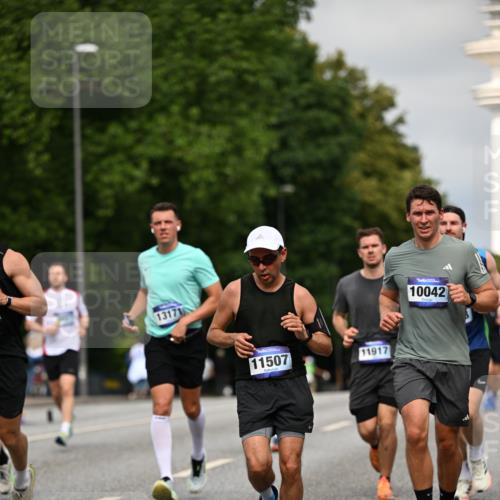 29.06.2025 - hella hamburg halbmarathon Dr. Thomas Lammeyer http://msf.ph/oto/8279022 29.06.2025 10:15:43 Kennedybrücke 1062, 1166, 1790, 2661, 3837, 4227, 5254, 7370, 7474, 7571, 8368, 9254, 10042, 10428 meine-sportfotos.de