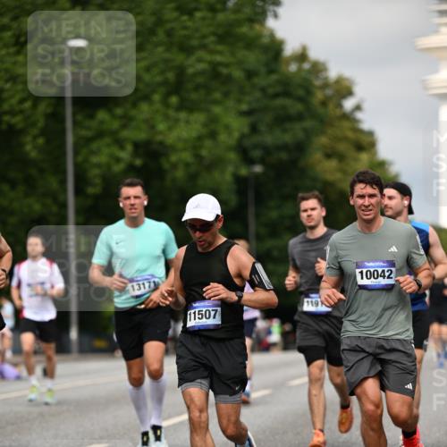29.06.2025 - hella hamburg halbmarathon Dr. Thomas Lammeyer http://msf.ph/oto/8279072 29.06.2025 10:15:43 Kennedybrücke 1062, 1166, 1790, 2661, 3837, 4227, 5254, 7370, 7474, 7571, 8368, 9254, 10042, 10428 meine-sportfotos.de