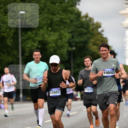 29.06.2025 - hella hamburg halbmarathon Dr. Thomas Lammeyer http://msf.ph/oto/8279113 29.06.2025 10:15:43 Kennedybrücke 1062, 1166, 1790, 2661, 3837, 4227, 5254, 7370, 7474, 7571, 8368, 9254, 10042, 10428 meine-sportfotos.de