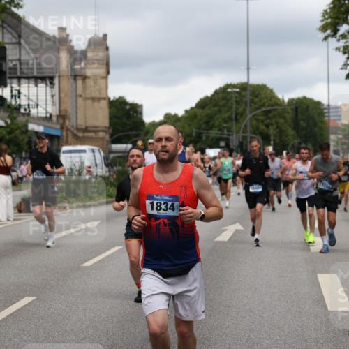 29.06.2025 - hella hamburg halbmarathon Yannick Fuchs http://msf.ph/oto/8279122 29.06.2025 10:49:36 20KM 1179, 1193, 1834, 2612, 3037, 3058, 3668, 4249, 4897, 5643, 5672, 6569, 6591, 6924, 7147, 7221, 7594, 7976, 8255, 8573, 8691, 9361, 9562, 10582, 11039, 11231, 12196, 12248, 12545, 13234, 13236, 13470, 14365, 15184, 15300, 15484, 15584, 15818, 15884, 16108, 16176, 16213, 16334, 16401, 16521, 16609, 16786, 17133, 17259, 17603, 17615, 17640, 17642, 17734, 17940, 18064, 18212, 18290, 18741, 18746, 18835, 19047, 19120 meine-sportfotos.de