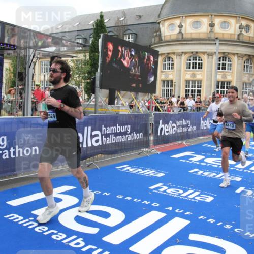29.06.2025 - hella hamburg halbmarathon Michael Strokosch http://msf.ph/oto/8279123 29.06.2025 10:54:17 Ziel 3103, 3177, 3861, 3898, 5638, 6082, 6084, 6443, 7274, 8223, 8390, 9791, 11430, 12213, 13033, 13794, 13803, 15169, 15524, 16527, 16780, 17087 meine-sportfotos.de