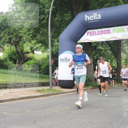 29.06.2025 - hella hamburg halbmarathon KatJ http://msf.ph/oto/8279152 29.06.2025 10:40:36 Zwischen KM18-KM19 3999, 6877, 7232 meine-sportfotos.de