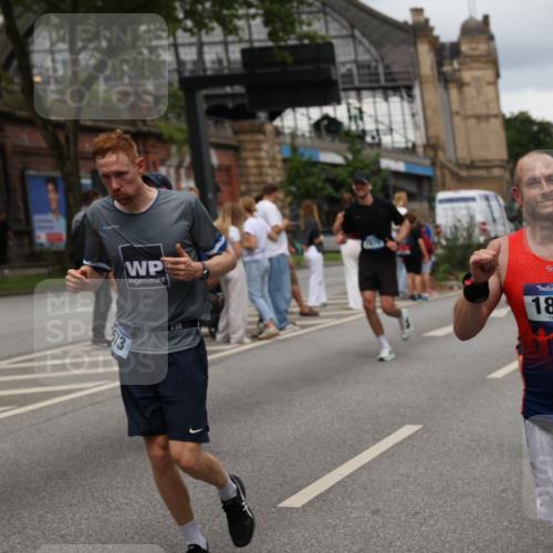 29.06.2025 - hella hamburg halbmarathon Yannick Fuchs http://msf.ph/oto/8279157 29.06.2025 10:49:36 20KM 1179, 1193, 1834, 2612, 3037, 3058, 3668, 4249, 4897, 5643, 5672, 6569, 6591, 6924, 7147, 7221, 7594, 7976, 8255, 8573, 8691, 9361, 9562, 10582, 11039, 11231, 12196, 12248, 12545, 13234, 13236, 13470, 14365, 15184, 15300, 15484, 15584, 15818, 15884, 16108, 16176, 16213, 16334, 16401, 16521, 16609, 16786, 17133, 17259, 17603, 17615, 17640, 17642, 17734, 17940, 18064, 18212, 18290, 18741, 18746, 18835, 19047, 19120 meine-sportfotos.de