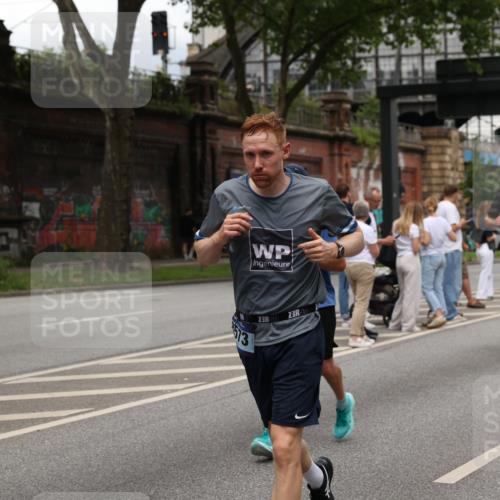 29.06.2025 - hella hamburg halbmarathon Yannick Fuchs http://msf.ph/oto/8279161 29.06.2025 10:49:36 20KM 1179, 1193, 1834, 2612, 3037, 3058, 3668, 4249, 4897, 5643, 5672, 6569, 6591, 6924, 7147, 7221, 7594, 7976, 8255, 8573, 8691, 9361, 9562, 10582, 11039, 11231, 12196, 12248, 12545, 13234, 13236, 13470, 14365, 15184, 15300, 15484, 15584, 15818, 15884, 16108, 16176, 16213, 16334, 16401, 16521, 16609, 16786, 17133, 17259, 17603, 17615, 17640, 17642, 17734, 17940, 18064, 18212, 18290, 18741, 18746, 18835, 19047, 19120 meine-sportfotos.de