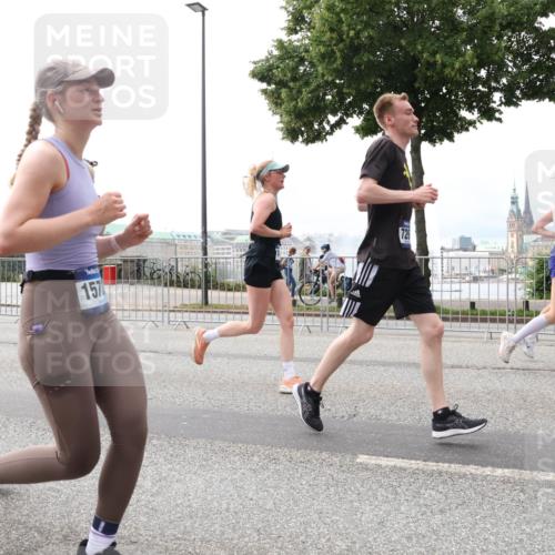 29.06.2025 - hella hamburg halbmarathon Lena Gebhardt http://msf.ph/oto/8279169 29.06.2025 10:35:13 Lombardsbrücke 1849, 15, 726, 1284, 1497, 1717, 1821, 1849, 2001, 2198, 2355, 2376, 2751, 3130, 3409, 3828, 3958, 4333, 4564, 4703, 4704, 4884, 4965, 5027, 5531, 5793, 6029, 6189, 6310, 6335, 6365, 6379, 6397, 6471, 6746, 6803, 6859, 7020, 7267, 7299, 7927, 8249, 8296, 8369, 8567, 8793, 9122, 9248, 9470, 10358, 10393, 10464, 10531, 10565, 10606, 11122, 11233, 11320, 11359, 11565, 11646, 11838, 11839, 11886, 12019, 12062, 12236, 12326, 12382, 12764 meine-sportfotos.de