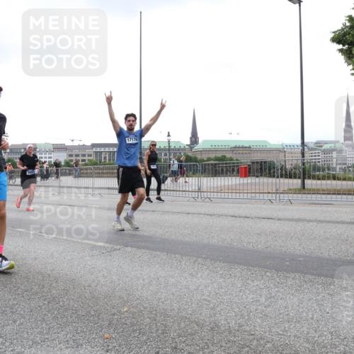 29.06.2025 - hella hamburg halbmarathon Lena Gebhardt http://msf.ph/oto/8279170 29.06.2025 10:46:28 Lombardsbrücke 1371, 1375, 1429, 1465, 1532, 1608, 1837, 1867, 1868, 1999, 2162, 2423, 2500, 2697, 2773, 2813, 2951, 3277, 3410, 3469, 3734, 4119, 4202, 4223, 4296, 4342, 4355, 4448, 4604, 5697, 5703, 5769, 5770, 5854, 5892, 6068, 6124, 6161, 6392, 7303, 7364, 7368, 7374, 7767, 7894, 7960, 7983, 8047, 8477, 8551, 8700, 9129, 9337, 9426, 9445, 9691, 10153, 10230, 11358, 11361, 11876, 11910, 12298, 12333, 12507, 12522, 13969, 14261, 15852, 16882, 16987 meine-sportfotos.de