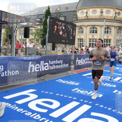 29.06.2025 - hella hamburg halbmarathon Michael Strokosch http://msf.ph/oto/8279176 29.06.2025 10:54:17 Ziel 3103, 3177, 3861, 3898, 5638, 6082, 6084, 6443, 7274, 8223, 8390, 9791, 11430, 12213, 13033, 13794, 13803, 15169, 15524, 16527, 16780, 17087 meine-sportfotos.de