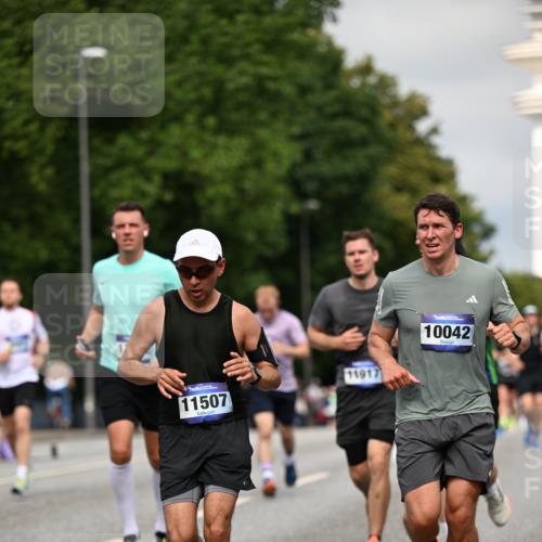 29.06.2025 - hella hamburg halbmarathon Dr. Thomas Lammeyer http://msf.ph/oto/8279189 29.06.2025 10:15:44 Kennedybrücke 1062, 1166, 1790, 2661, 3837, 4227, 5254, 7370, 7474, 7571, 8368, 9254, 10042, 10428 meine-sportfotos.de