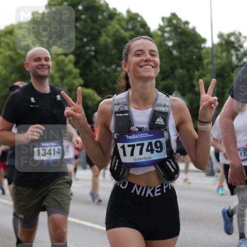 29.06.2025 - hella hamburg halbmarathon Jannik Wohlers http://msf.ph/oto/8279217 29.06.2025 10:34:52 Lombardsbrücke 1284, 1497, 1717, 1849, 2198, 2376, 2751, 3409, 3828, 3958, 4564, 4703, 4704, 5027, 5531, 6029, 6189, 6365, 6471, 6803, 6859, 7267, 7927, 8249, 8296, 10393, 10531, 10565, 11233, 11320, 11359, 11565, 11838, 11839, 11886, 12062, 12326, 12338, 12625, 13414, 13537, 13539, 13623, 14392, 14735, 15211, 15405, 15601, 15704, 15783, 16002, 16010, 16431, 16690, 16778, 16860, 17526, 17690, 17749, 17935, 18054, 18269, 18375, 18823, 19061 meine-sportfotos.de