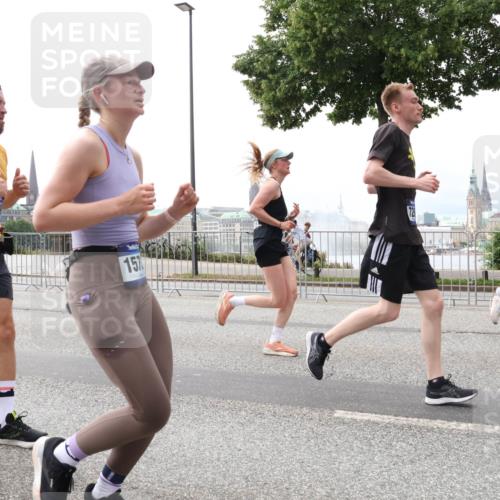 29.06.2025 - hella hamburg halbmarathon Lena Gebhardt http://msf.ph/oto/8279221 29.06.2025 10:35:13 Lombardsbrücke 1849, 157, 1284, 1497, 1717, 1821, 1849, 2001, 2198, 2355, 2376, 2751, 3130, 3409, 3828, 3958, 4333, 4564, 4703, 4704, 4884, 4965, 5027, 5531, 5793, 6029, 6189, 6310, 6335, 6365, 6379, 6397, 6471, 6746, 6803, 6859, 7020, 7267, 7299, 7927, 8249, 8296, 8369, 8567, 8793, 9122, 9248, 9470, 10358, 10393, 10464, 10531, 10565, 10606, 11122, 11233, 11320, 11359, 11565, 11646, 11838, 11839, 11886, 12019, 12062, 12236, 12326, 12382, 12764 meine-sportfotos.de