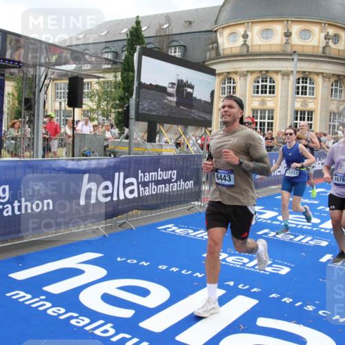 29.06.2025 - hella hamburg halbmarathon Michael Strokosch http://msf.ph/oto/8279242 29.06.2025 10:54:17 Ziel 3103, 3177, 3861, 3898, 5638, 6082, 6084, 6443, 7274, 8223, 8390, 9791, 11430, 12213, 13033, 13794, 13803, 15169, 15524, 16527, 16780, 17087 meine-sportfotos.de