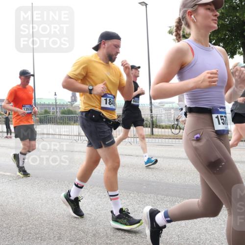 29.06.2025 - hella hamburg halbmarathon Lena Gebhardt http://msf.ph/oto/8279272 29.06.2025 10:35:13 Lombardsbrücke 522, 13537, 1849, 6803, 157, 1284, 1497, 1717, 1821, 1849, 2001, 2198, 2355, 2376, 2751, 3130, 3409, 3828, 3958, 4333, 4564, 4703, 4704, 4884, 4965, 5027, 5531, 5793, 6029, 6189, 6310, 6335, 6365, 6379, 6397, 6471, 6746, 6803, 6859, 7020, 7267, 7299, 7927, 8249, 8296, 8369, 8567, 8793, 9122, 9248, 9470, 10358, 10393, 10464, 10531, 10565, 10606, 11122, 11233, 11320, 11359, 11565, 11646, 11838, 11839, 11886, 12019, 12062, 12236, 12326, 12382, 12764 meine-sportfotos.de