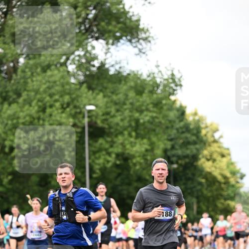 29.06.2025 - hella hamburg halbmarathon Dr. Thomas Lammeyer http://msf.ph/oto/8279312 29.06.2025 10:36:44 Kennedybrücke 1237, 1640, 1647, 2268, 2959, 3022, 3660, 3670, 3753, 4857, 5110, 5783, 5871, 5941, 6228, 6252, 6312, 6315, 6642, 7387, 7468, 7531, 7749, 7789, 8625, 8840, 8914, 9010, 9188, 9206, 9542, 9765, 9812, 10002, 10013, 10111, 10203, 10354, 10470, 10624, 10828, 11076, 11205 meine-sportfotos.de