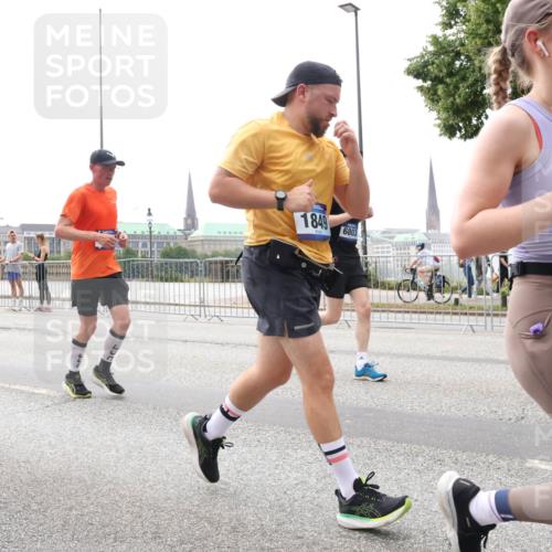 29.06.2025 - hella hamburg halbmarathon Lena Gebhardt http://msf.ph/oto/8279330 29.06.2025 10:35:13 Lombardsbrücke 22, 7, 1849, 6803, 15, 1284, 1497, 1717, 1821, 1849, 2001, 2198, 2355, 2376, 2751, 3130, 3409, 3828, 3958, 4333, 4564, 4703, 4704, 4884, 4965, 5027, 5531, 5793, 6029, 6189, 6310, 6335, 6365, 6379, 6397, 6471, 6746, 6803, 6859, 7020, 7267, 7299, 7927, 8249, 8296, 8369, 8567, 8793, 9122, 9248, 9470, 10358, 10393, 10464, 10531, 10565, 10606, 11122, 11233, 11320, 11359, 11565, 11646, 11838, 11839, 11886, 12019, 12062, 12236, 12326, 12382, 12764 meine-sportfotos.de