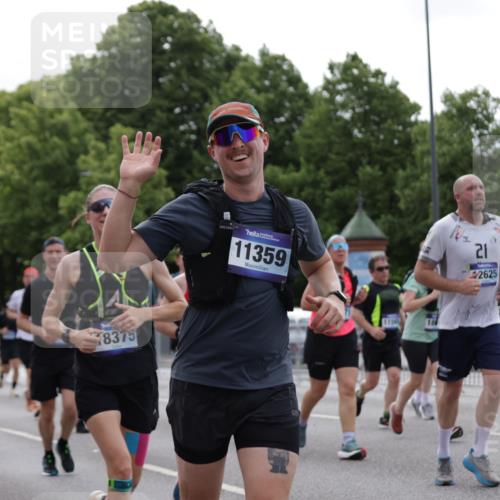 29.06.2025 - hella hamburg halbmarathon Jannik Wohlers http://msf.ph/oto/8279338 29.06.2025 10:34:54 Lombardsbrücke 1497, 1717, 1821, 2198, 2376, 2751, 3828, 3958, 4564, 4703, 4704, 5027, 5531, 5793, 6029, 6189, 6365, 6471, 6803, 6859, 7267, 7927, 8249, 8296, 10393, 10531, 10565, 11233, 11320, 11359, 11565, 11838, 11839, 11886, 12062, 12326, 12338, 12625, 13414, 13537, 13539, 14392, 14735, 15211, 15405, 15601, 15704, 15783, 16002, 16010, 16431, 16690, 16860, 17526, 17690, 17749, 17935, 18054, 18269, 18375, 18823, 19061 meine-sportfotos.de
