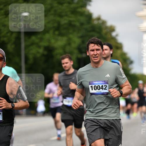 29.06.2025 - hella hamburg halbmarathon Dr. Thomas Lammeyer http://msf.ph/oto/8279371 29.06.2025 10:15:45 Kennedybrücke 1062, 1790, 2661, 3837, 5254, 7370, 7474, 7571, 8368, 9254, 10042, 10428 meine-sportfotos.de