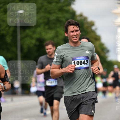 29.06.2025 - hella hamburg halbmarathon Dr. Thomas Lammeyer http://msf.ph/oto/8279415 29.06.2025 10:15:45 Kennedybrücke 1062, 1790, 2661, 3837, 5254, 7370, 7474, 7571, 8368, 9254, 10042, 10428 meine-sportfotos.de