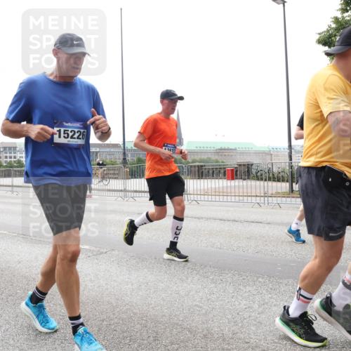 29.06.2025 - hella hamburg halbmarathon Lena Gebhardt http://msf.ph/oto/8279438 29.06.2025 10:35:14 Lombardsbrücke 5027, 4564, 15226, 42537, 18, 1284, 1497, 1717, 1821, 1849, 2001, 2198, 2355, 2376, 2751, 3409, 3828, 3958, 4333, 4564, 4703, 4704, 4884, 4965, 5027, 5240, 5531, 5793, 6029, 6189, 6310, 6335, 6365, 6379, 6397, 6471, 6746, 6803, 6859, 7020, 7267, 7299, 7927, 8249, 8296, 8369, 8567, 8793, 9248, 9470, 10358, 10393, 10464, 10531, 10565, 10606, 11122, 11233, 11320, 11359, 11565, 11646, 11838, 11839, 11886, 12019, 12062, 12236, 12326, 12382, 12764 meine-sportfotos.de