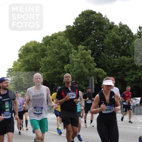 29.06.2025 - hella hamburg halbmarathon Jannik Wohlers http://msf.ph/oto/8279490 29.06.2025 10:34:56 Lombardsbrücke 1717, 1821, 2001, 2198, 2376, 2751, 3828, 3958, 4564, 4703, 4704, 4965, 5027, 5531, 5793, 6029, 6189, 6365, 6471, 6859, 7267, 7927, 8249, 8296, 8567, 10393, 10531, 10565, 11233, 11320, 11359, 11565, 11838, 11839, 11886, 12062, 12326, 12338, 12625, 13414, 13539, 13805, 14392, 14735, 15211, 15601, 15704, 15783, 16002, 16010, 16431, 16690, 16710, 16860, 17526, 17690, 17749, 17935, 18054, 18269, 18375, 18823, 18912, 19061 meine-sportfotos.de