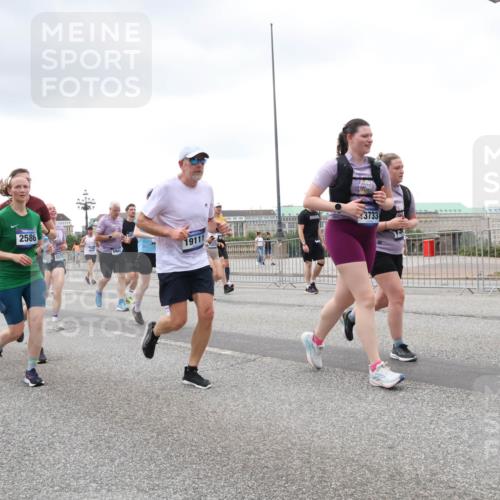 29.06.2025 - hella hamburg halbmarathon Lena Gebhardt http://msf.ph/oto/8279582 29.06.2025 10:54:52 Lombardsbrücke 1128, 2586, 1527, 3733, 19111, 1138, 1198, 1949, 2084, 2244, 2452, 2532, 2566, 2586, 2632, 3002, 3274, 3761, 3795, 3857, 4191, 4192, 4971, 5185, 5216, 5392, 5500, 5727, 5882, 5933, 5993, 6023, 6279, 6395, 6396, 6839, 6944, 6982, 7238, 7986, 8012, 8186, 9130, 9521, 9596, 10109, 10331, 10471, 10686, 11033, 11226, 11287, 11567, 11569, 11737, 11788, 11908, 12147, 12148, 12240, 12268, 12270, 12930, 13272, 13283, 13548, 13944, 13945, 13979, 13980, 14515 meine-sportfotos.de
