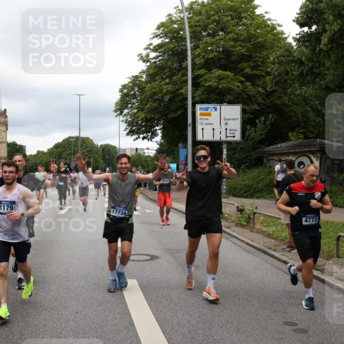 29.06.2025 - hella hamburg halbmarathon Yannick Fuchs http://msf.ph/oto/8279665 29.06.2025 10:49:39 20KM 1179, 1193, 1834, 2612, 3037, 3058, 3668, 4249, 4951, 5643, 5672, 6569, 6591, 6924, 7147, 7221, 7594, 7976, 8255, 8573, 8691, 9361, 9562, 10582, 11039, 11231, 12196, 12545, 13234, 13236, 13470, 13474, 14365, 15184, 15300, 15484, 15584, 15818, 15884, 16176, 16213, 16401, 16521, 16786, 17133, 17259, 17615, 17640, 17642, 17734, 17940, 18064, 18212, 18290, 18340, 18495, 18741, 18746, 18835, 19047, 19120, 19152 meine-sportfotos.de