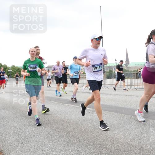 29.06.2025 - hella hamburg halbmarathon Lena Gebhardt http://msf.ph/oto/8279708 29.06.2025 10:54:52 Lombardsbrücke 16443, 2586, 119, 19111, 137, 0000, 1198, 1949, 2084, 2244, 2452, 2532, 2566, 2586, 2632, 3002, 3274, 3761, 3795, 3857, 4191, 4192, 4971, 5185, 5216, 5392, 5500, 5727, 5882, 5933, 5993, 6023, 6279, 6395, 6396, 6839, 6944, 6982, 7238, 7986, 8012, 8186, 9130, 9521, 9596, 10109, 10331, 10471, 10686, 11033, 11226, 11287, 11567, 11569, 11737, 11788, 11908, 12147, 12148, 12240, 12268, 12270, 12930, 13272, 13283, 13548, 13944, 13945, 13979, 13980, 14515 meine-sportfotos.de