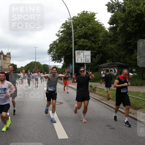 29.06.2025 - hella hamburg halbmarathon Yannick Fuchs http://msf.ph/oto/8279740 29.06.2025 10:49:39 20KM 1179, 1193, 1834, 2612, 3037, 3058, 3668, 4249, 4951, 5643, 5672, 6569, 6591, 6924, 7147, 7221, 7594, 7976, 8255, 8573, 8691, 9361, 9562, 10582, 11039, 11231, 12196, 12545, 13234, 13236, 13470, 13474, 14365, 15184, 15300, 15484, 15584, 15818, 15884, 16176, 16213, 16401, 16521, 16786, 17133, 17259, 17615, 17640, 17642, 17734, 17940, 18064, 18212, 18290, 18340, 18495, 18741, 18746, 18835, 19047, 19120, 19152 meine-sportfotos.de