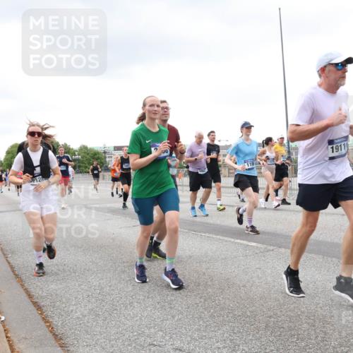 29.06.2025 - hella hamburg halbmarathon Lena Gebhardt http://msf.ph/oto/8279742 29.06.2025 10:54:52 Lombardsbrücke 128, 5882, 1911, 1198, 1949, 2084, 2244, 2452, 2532, 2566, 2586, 2632, 3002, 3274, 3761, 3795, 3857, 4191, 4192, 4971, 5185, 5216, 5392, 5500, 5727, 5882, 5933, 5993, 6023, 6279, 6395, 6396, 6839, 6944, 6982, 7238, 7986, 8012, 8186, 9130, 9521, 9596, 10109, 10331, 10471, 10686, 11033, 11226, 11287, 11567, 11569, 11737, 11788, 11908, 12147, 12148, 12240, 12268, 12270, 12930, 13272, 13283, 13548, 13944, 13945, 13979, 13980, 14515 meine-sportfotos.de
