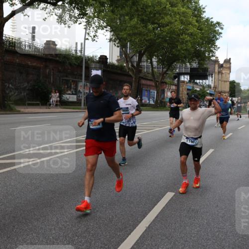 29.06.2025 - hella hamburg halbmarathon Yannick Fuchs http://msf.ph/oto/8279752 29.06.2025 10:37:24 20KM 1353, 1675, 1735, 2653, 4229, 4235, 5011, 5124, 5477, 9364, 9371, 9534, 9833, 10099, 10251, 11177, 11907, 12723, 12839, 13746, 13807, 14226, 14447, 14560, 14813, 15255, 15297, 15301, 15328, 15535, 15706, 15851, 15921, 16333, 16677, 17177, 17733, 17911, 18004, 18274, 18275, 18304, 18632, 18659, 18680, 18987 meine-sportfotos.de