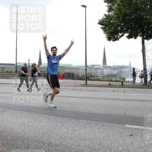 29.06.2025 - hella hamburg halbmarathon Lena Gebhardt http://msf.ph/oto/8279828 29.06.2025 10:46:29 Lombardsbrücke 1371, 1375, 1429, 1465, 1532, 1608, 1837, 1999, 2162, 2423, 2500, 2697, 2773, 2813, 2951, 3277, 3406, 3410, 3469, 3734, 4119, 4202, 4223, 4296, 4342, 4355, 4448, 4604, 5697, 5700, 5703, 5769, 5770, 5854, 5892, 6068, 6124, 6161, 6392, 7303, 7364, 7368, 7374, 7767, 7894, 7960, 7983, 8047, 8477, 8551, 8700, 9129, 9337, 9426, 9445, 9691, 10153, 10230, 11358, 11361, 11876, 11910, 12298, 12333, 12507, 12522, 13969, 14261, 15852, 16882, 16987 meine-sportfotos.de