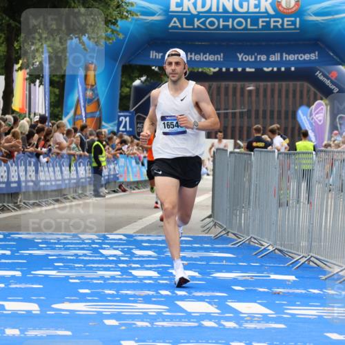 29.06.2025 - hella hamburg halbmarathon Strokosch-Dieckow http://msf.ph/oto/8279949 29.06.2025 10:22:49 Ziel 11624, 16548 meine-sportfotos.de