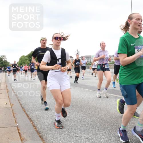 29.06.2025 - hella hamburg halbmarathon Lena Gebhardt http://msf.ph/oto/8280005 29.06.2025 10:54:53 Lombardsbrücke 5882, 1527, 25, 1198, 1013, 1198, 1949, 2084, 2090, 2244, 2452, 2532, 2566, 2586, 2632, 3002, 3274, 3761, 3795, 3857, 4191, 4192, 4971, 5185, 5216, 5392, 5500, 5727, 5882, 5933, 5993, 6023, 6279, 6395, 6396, 6839, 6944, 6982, 7238, 7986, 8012, 8186, 9521, 9596, 10109, 10331, 10471, 10686, 11033, 11226, 11287, 11567, 11569, 11737, 11788, 11908, 12147, 12148, 12240, 12268, 12270, 12930, 13272, 13283, 13548, 13944, 13945, 13979, 13980, 14515 meine-sportfotos.de