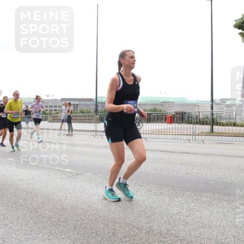 29.06.2025 - hella hamburg halbmarathon Lena Gebhardt http://msf.ph/oto/8280022 29.06.2025 10:35:15 Lombardsbrücke 7690, 5027, 1284, 1497, 1717, 1821, 1849, 2001, 2198, 2355, 2376, 2751, 3409, 3828, 3958, 4333, 4564, 4703, 4704, 4884, 4965, 5027, 5240, 5531, 5793, 6029, 6189, 6310, 6335, 6365, 6379, 6397, 6471, 6746, 6803, 6859, 7020, 7267, 7299, 7927, 8249, 8296, 8369, 8567, 8793, 9248, 9470, 10358, 10393, 10464, 10531, 10565, 10606, 11122, 11233, 11320, 11359, 11565, 11646, 11838, 11839, 11886, 12019, 12062, 12236, 12326, 12764 meine-sportfotos.de