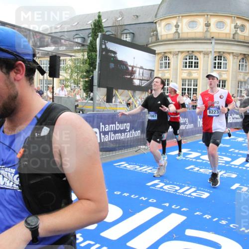 29.06.2025 - hella hamburg halbmarathon Michael Strokosch http://msf.ph/oto/8280045 29.06.2025 10:54:22 Ziel 1267, 1442, 3103, 3177, 3861, 6082, 6084, 6511, 6512, 7274, 8223, 8772, 11430, 13033, 13289, 13803, 15946, 16527, 16574, 16750, 16879, 17087, 17698, 18268 meine-sportfotos.de