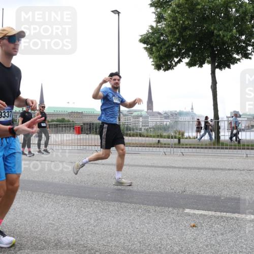 29.06.2025 - hella hamburg halbmarathon Lena Gebhardt http://msf.ph/oto/8280086 29.06.2025 10:46:29 Lombardsbrücke 1371, 1375, 1429, 1465, 1532, 1608, 1837, 1999, 2162, 2423, 2500, 2697, 2773, 2813, 2951, 3277, 3406, 3410, 3469, 3734, 4119, 4202, 4223, 4296, 4342, 4355, 4448, 4604, 5697, 5700, 5703, 5769, 5770, 5854, 5892, 6068, 6124, 6161, 6392, 7303, 7364, 7368, 7374, 7767, 7894, 7960, 7983, 8047, 8477, 8551, 8700, 9129, 9337, 9426, 9445, 9691, 10153, 10230, 11358, 11361, 11876, 11910, 12298, 12333, 12507, 12522, 13969, 14261, 15852, 16882, 16987 meine-sportfotos.de