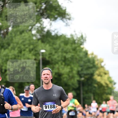 29.06.2025 - hella hamburg halbmarathon Dr. Thomas Lammeyer http://msf.ph/oto/8280088 29.06.2025 10:36:45 Kennedybrücke 1237, 1640, 1647, 2268, 2959, 3660, 3670, 3753, 4857, 5110, 5783, 5871, 5941, 6228, 6252, 6312, 6315, 6642, 7387, 7468, 7531, 7749, 7789, 8625, 8840, 8914, 9010, 9188, 9206, 9542, 9765, 9812, 10002, 10013, 10111, 10203, 10354, 10470, 10624, 10828, 11076, 11205 meine-sportfotos.de