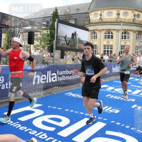 29.06.2025 - hella hamburg halbmarathon Michael Strokosch http://msf.ph/oto/8280136 29.06.2025 10:54:24 Ziel 1267, 1442, 3103, 3426, 3861, 4635, 6511, 6512, 7274, 8223, 8772, 11430, 12362, 13289, 13803, 15946, 16327, 16527, 16574, 16750, 16879, 17087, 17698, 18268 meine-sportfotos.de