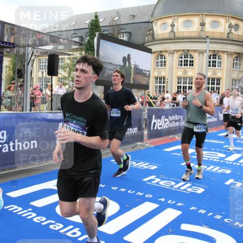 29.06.2025 - hella hamburg halbmarathon Michael Strokosch http://msf.ph/oto/8280199 29.06.2025 10:54:24 Ziel 1267, 1442, 3103, 3426, 3861, 4635, 6511, 6512, 7274, 8223, 8772, 11430, 12362, 13289, 13803, 15946, 16327, 16527, 16574, 16750, 16879, 17087, 17698, 18268 meine-sportfotos.de