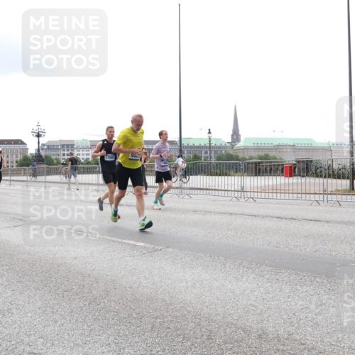 29.06.2025 - hella hamburg halbmarathon Lena Gebhardt http://msf.ph/oto/8280218 29.06.2025 10:35:16 Lombardsbrücke 13539, 14392, 17690, 502, 1284, 1497, 1717, 1786, 1821, 1849, 2001, 2198, 2355, 2376, 2751, 3409, 3828, 3958, 4333, 4564, 4703, 4704, 4884, 4965, 5027, 5240, 5531, 5793, 6029, 6189, 6310, 6335, 6365, 6379, 6381, 6397, 6471, 6746, 6803, 6859, 7267, 7299, 7927, 8249, 8296, 8369, 8567, 8793, 9248, 9470, 10358, 10393, 10464, 10531, 10565, 10606, 11233, 11320, 11359, 11565, 11646, 11838, 11839, 11886, 12019, 12062, 12236, 12326, 12764 meine-sportfotos.de