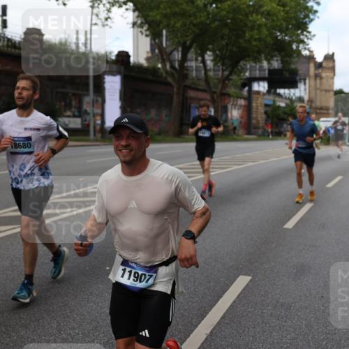29.06.2025 - hella hamburg halbmarathon Yannick Fuchs http://msf.ph/oto/8280223 29.06.2025 10:37:25 20KM 1353, 1675, 1735, 2653, 4229, 4235, 5011, 5124, 5477, 9364, 9371, 9534, 10099, 10251, 11177, 11907, 12723, 12839, 13746, 13807, 14226, 14447, 14560, 14813, 15255, 15297, 15301, 15328, 15535, 15706, 15851, 15921, 16333, 16677, 17733, 17911, 18004, 18274, 18275, 18304, 18632, 18659, 18680, 18987 meine-sportfotos.de