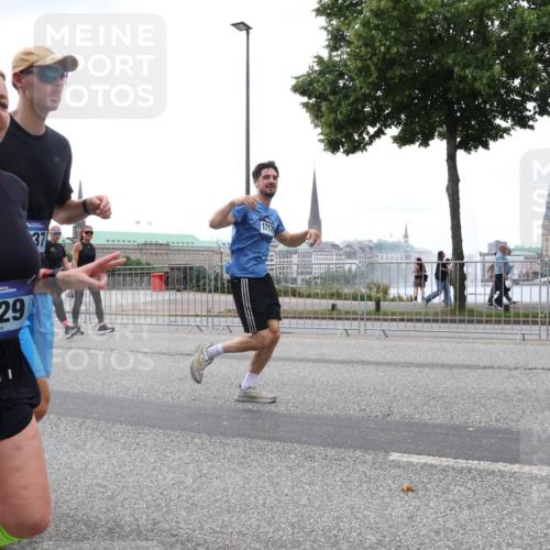 29.06.2025 - hella hamburg halbmarathon Lena Gebhardt http://msf.ph/oto/8280258 29.06.2025 10:46:29 Lombardsbrücke 1371, 1375, 1429, 1465, 1532, 1608, 1837, 1999, 2162, 2423, 2500, 2697, 2773, 2813, 2951, 3277, 3406, 3410, 3469, 3734, 4119, 4202, 4223, 4296, 4342, 4355, 4448, 4604, 5697, 5700, 5703, 5769, 5770, 5854, 5892, 6068, 6124, 6161, 6392, 7303, 7364, 7368, 7374, 7767, 7894, 7960, 7983, 8047, 8477, 8551, 8700, 9129, 9337, 9426, 9445, 9691, 10153, 10230, 11358, 11361, 11876, 11910, 12298, 12333, 12507, 12522, 13969, 14261, 15852, 16882, 16987 meine-sportfotos.de