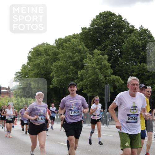 29.06.2025 - hella hamburg halbmarathon Jannik Wohlers http://msf.ph/oto/8280265 29.06.2025 10:34:59 Lombardsbrücke 1717, 1821, 2001, 2198, 2376, 2751, 3828, 3958, 4333, 4703, 4704, 4965, 5240, 5531, 5793, 6029, 6189, 6365, 6471, 6746, 6859, 7927, 8249, 8296, 8567, 9470, 10393, 10531, 10565, 11233, 11320, 11359, 11565, 11838, 11839, 11886, 12062, 12326, 12338, 12625, 13414, 13539, 13805, 14392, 14735, 15211, 15601, 15704, 15783, 16002, 16010, 16431, 16690, 16710, 17331, 17526, 17689, 17690, 17749, 17883, 17935, 17974, 18054, 18269, 18375, 18823, 18912, 19061 meine-sportfotos.de