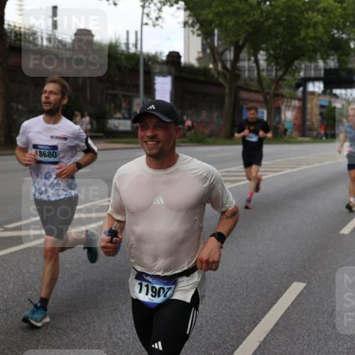 29.06.2025 - hella hamburg halbmarathon Yannick Fuchs http://msf.ph/oto/8280275 29.06.2025 10:37:25 20KM 1353, 1675, 1735, 2653, 4229, 4235, 5011, 5124, 5477, 9364, 9371, 9534, 10099, 10251, 11177, 11907, 12723, 12839, 13746, 13807, 14226, 14447, 14560, 14813, 15255, 15297, 15301, 15328, 15535, 15706, 15851, 15921, 16333, 16677, 17733, 17911, 18004, 18274, 18275, 18304, 18632, 18659, 18680, 18987 meine-sportfotos.de