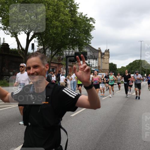 29.06.2025 - hella hamburg halbmarathon Yannick Fuchs http://msf.ph/oto/8280354 29.06.2025 10:49:41 20KM 1179, 1193, 1834, 2612, 3058, 3668, 4951, 5643, 5672, 6569, 6591, 6924, 7147, 7594, 7742, 7976, 8255, 8573, 8639, 9361, 9562, 10582, 11039, 12196, 12545, 13234, 13236, 13474, 14365, 15184, 15484, 15584, 15818, 15884, 16176, 16213, 16375, 16401, 16521, 16786, 17133, 17259, 17615, 17640, 17642, 17734, 17940, 18064, 18212, 18290, 18325, 18340, 18495, 18741, 18746, 18835, 19120, 19152 meine-sportfotos.de