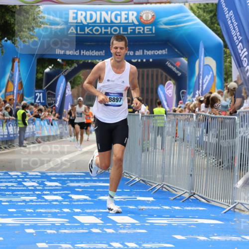 29.06.2025 - hella hamburg halbmarathon Strokosch-Dieckow http://msf.ph/oto/8280380 29.06.2025 10:22:40 Ziel 2618, 3720, 18897 meine-sportfotos.de