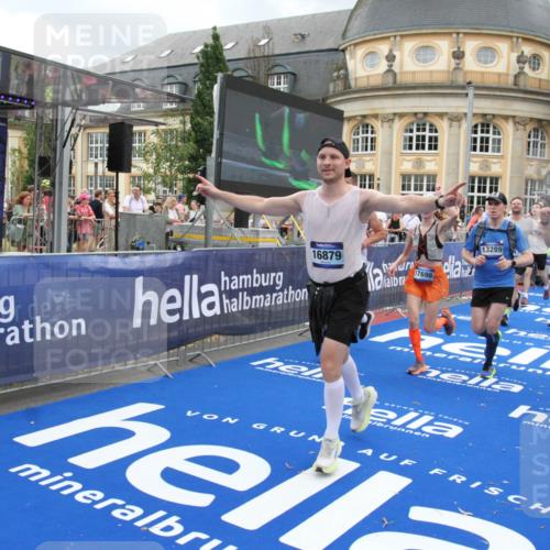 29.06.2025 - hella hamburg halbmarathon Michael Strokosch http://msf.ph/oto/8280382 29.06.2025 10:54:26 Ziel 1267, 1442, 3426, 4635, 6511, 6512, 7129, 8772, 11009, 11430, 12321, 12362, 13289, 13803, 15946, 16327, 16574, 16750, 16879, 17698, 18268, 19067 meine-sportfotos.de